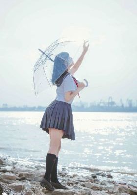 从腿摸到内裤里吻戏视频酒吧_国产剧在线观看高清